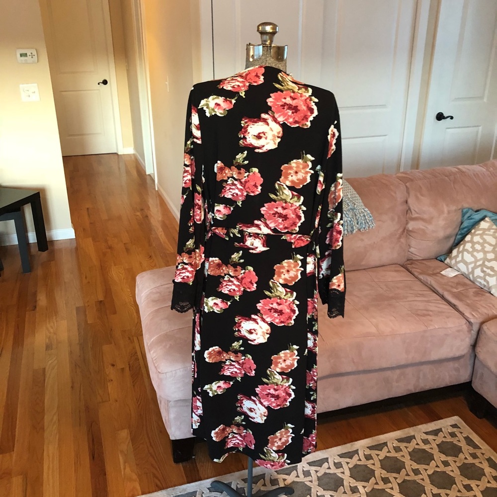 LAST ONE: MEDIUM BLACK FLORAL LONG BOHEMIAN KIMONO - Picture 7 of 8